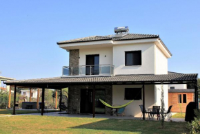 Seaside villa with outdoor jakuzzi